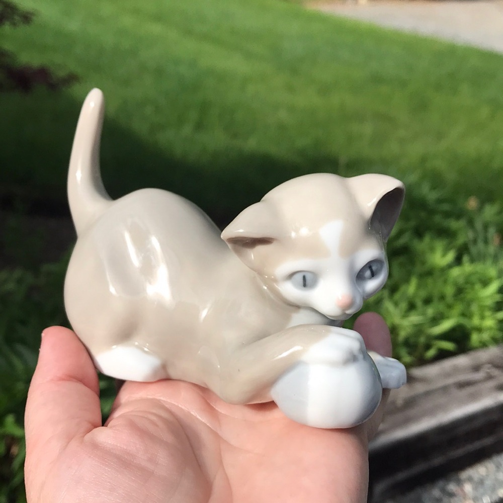 Cat figurine porcelain with ball of yarn